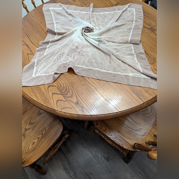 Siwbo scarf with lions head. Natural colours. Has a hand stitched rolled hem. - Picture 2 of 9